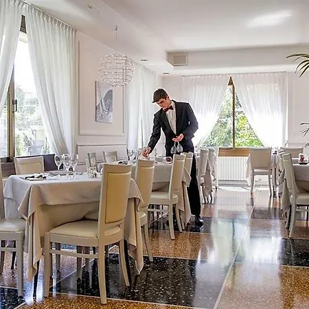 فندق Mediterraneo 3*